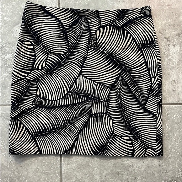 Black and White Leaf Pattern mini Skirt - Picture 2 of 8